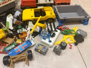 Consegna Playmobil con pezzi e figure