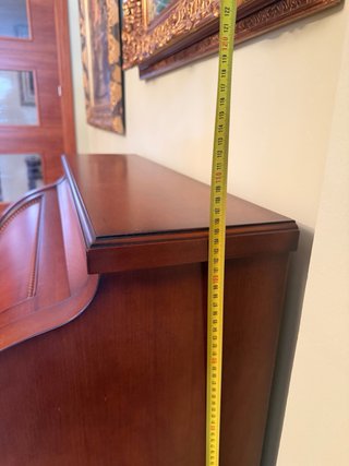 Buró de madera con escritorio de piel