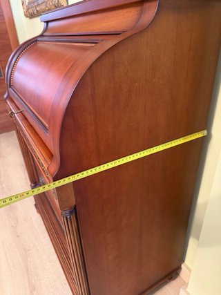 Buró de madera con escritorio de piel