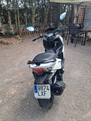 Moto Scooter SYM Negra y Blanca