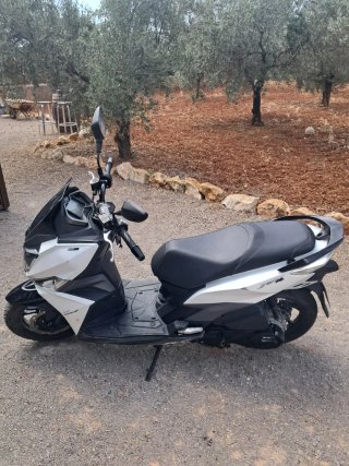 Moto Scooter SYM Negra y Blanca