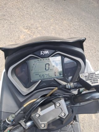 Moto Scooter SYM Negra y Blanca