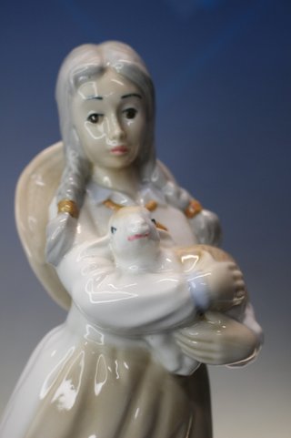 Porcelana Sanbo: Figura de pastorcilla con corderos. Vintage.