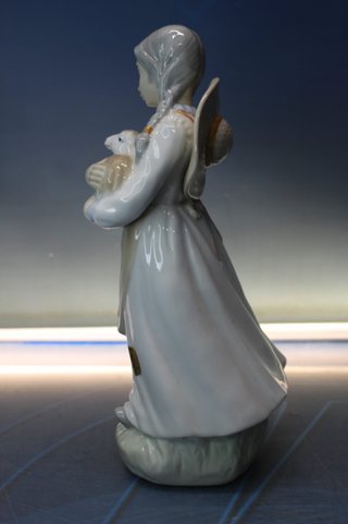 Porcelana Sanbo: Figura de pastorcilla con corderos. Vintage.