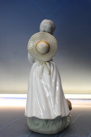 Porcelana Sanbo: Figura de pastorcilla con corderos. Vintage.