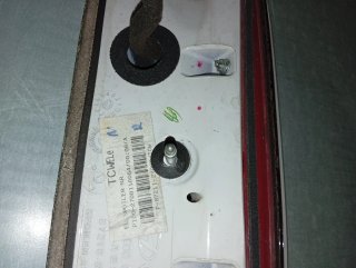Alerón trasero Kia con luz de freno