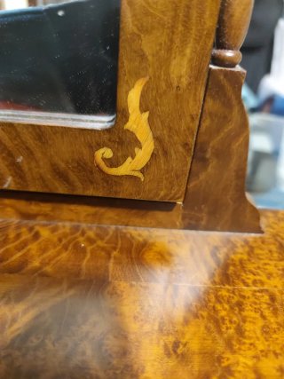 Espejo tocador de madera con detalles dorados