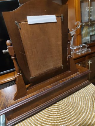 Espejo tocador de madera con detalles dorados