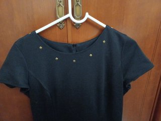 Vestido negro con tachuelas