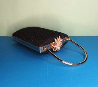 Bolso clutch negro asa metal  y cierre joya