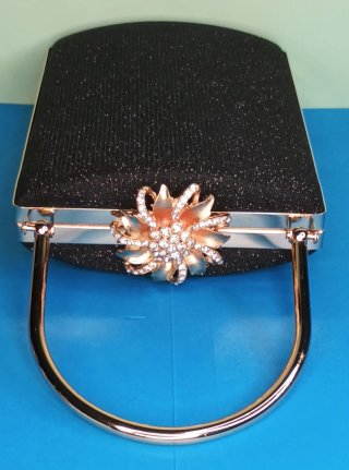 Bolso clutch negro asa metal  y cierre joya