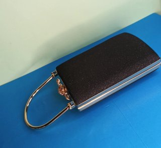 Bolso clutch negro asa metal  y cierre joya