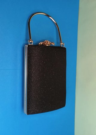 Bolso clutch negro asa metal  y cierre joya