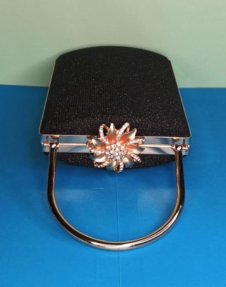 Bolso clutch negro asa metal  y cierre joya