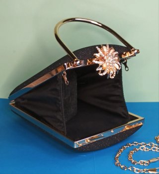 Bolso clutch negro asa metal  y cierre joya