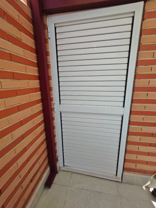 Puerta aluminio con celosía, lama movil