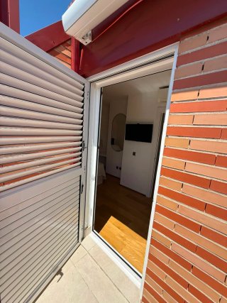 Puerta aluminio con celosía, lama movil