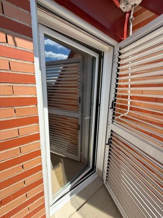 Puerta aluminio con celosía, lama movil