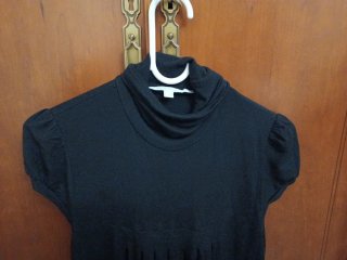 Vestido negro cuello alto manga corta