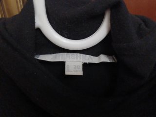 Vestido negro cuello alto manga corta