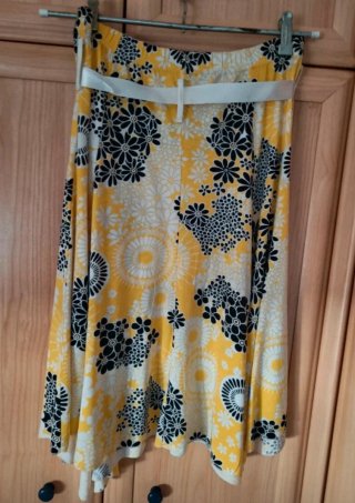 Falda midi acampanada estampada amarillo y negra