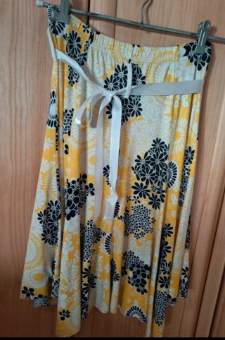 Falda midi acampanada estampada amarillo y negra