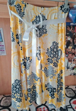 Falda midi acampanada estampada amarillo y negra