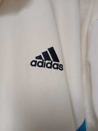 Chaqueta Adidas blanca con detalles azules