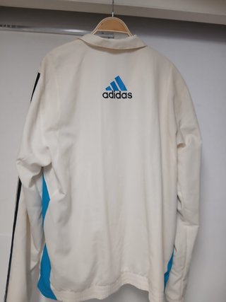 Chaqueta Adidas blanca con detalles azules