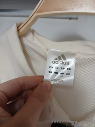 Chaqueta Adidas blanca con detalles azules
