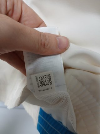 Chaqueta Adidas blanca con detalles azules