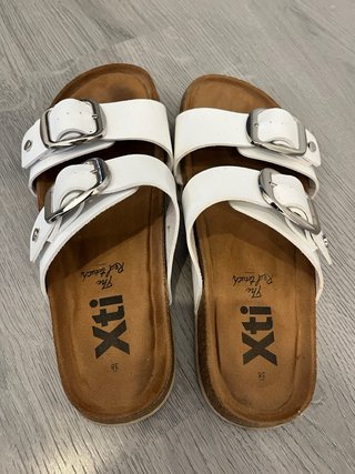 Sandalias Xti Blancas con Hebillas Plateadas
