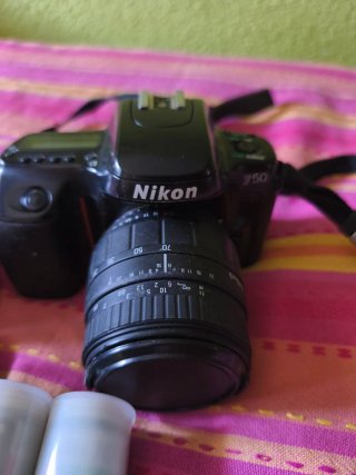 Cámara Nikon con flash y 2 rollos