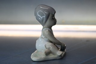Porcelana Casades: Figura de bebé con tren. Vintage.