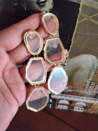 Pendientes largos dorados con piedras