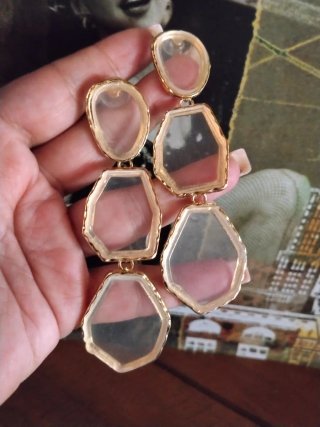 Pendientes largos dorados con piedras
