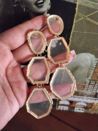 Pendientes largos dorados con piedras