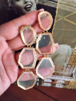 Pendientes largos dorados con piedras
