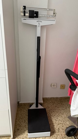 Báscula médica con tallímetro