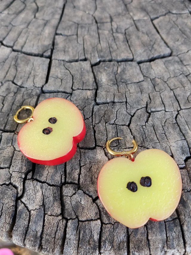 Pendientes de manzana rojos y amarillos
