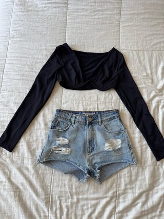 Top a maniche lunghe + jeans corti