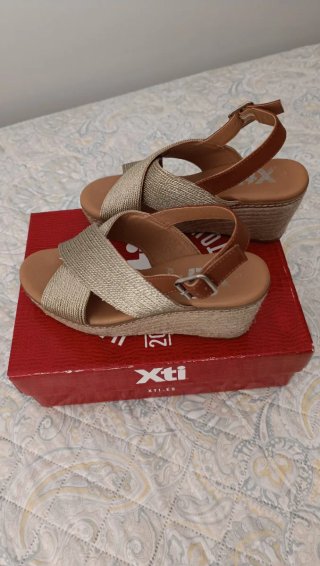 Sandalias XTI Plataforma Marrón y Dorado
