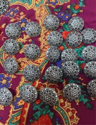 Botones metálicos plateados para trajes