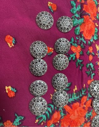Botones metálicos plateados para trajes