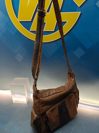 Bolso de piel by clair,s bags en perfecto estado