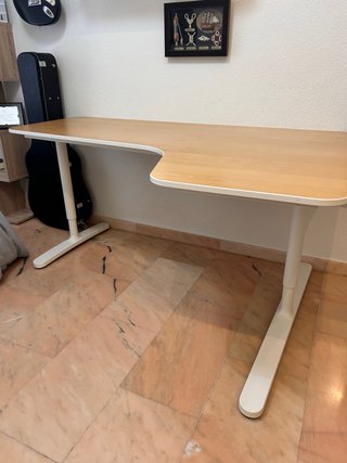Mesa de estudio regulable en altura