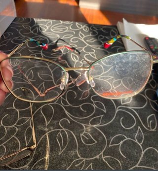Montura de gafas sin cristales doradas