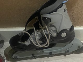 Patines en línea grises y negros