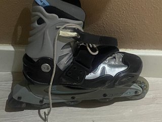 Patines en línea grises y negros
