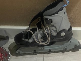 Patines en línea grises y negros